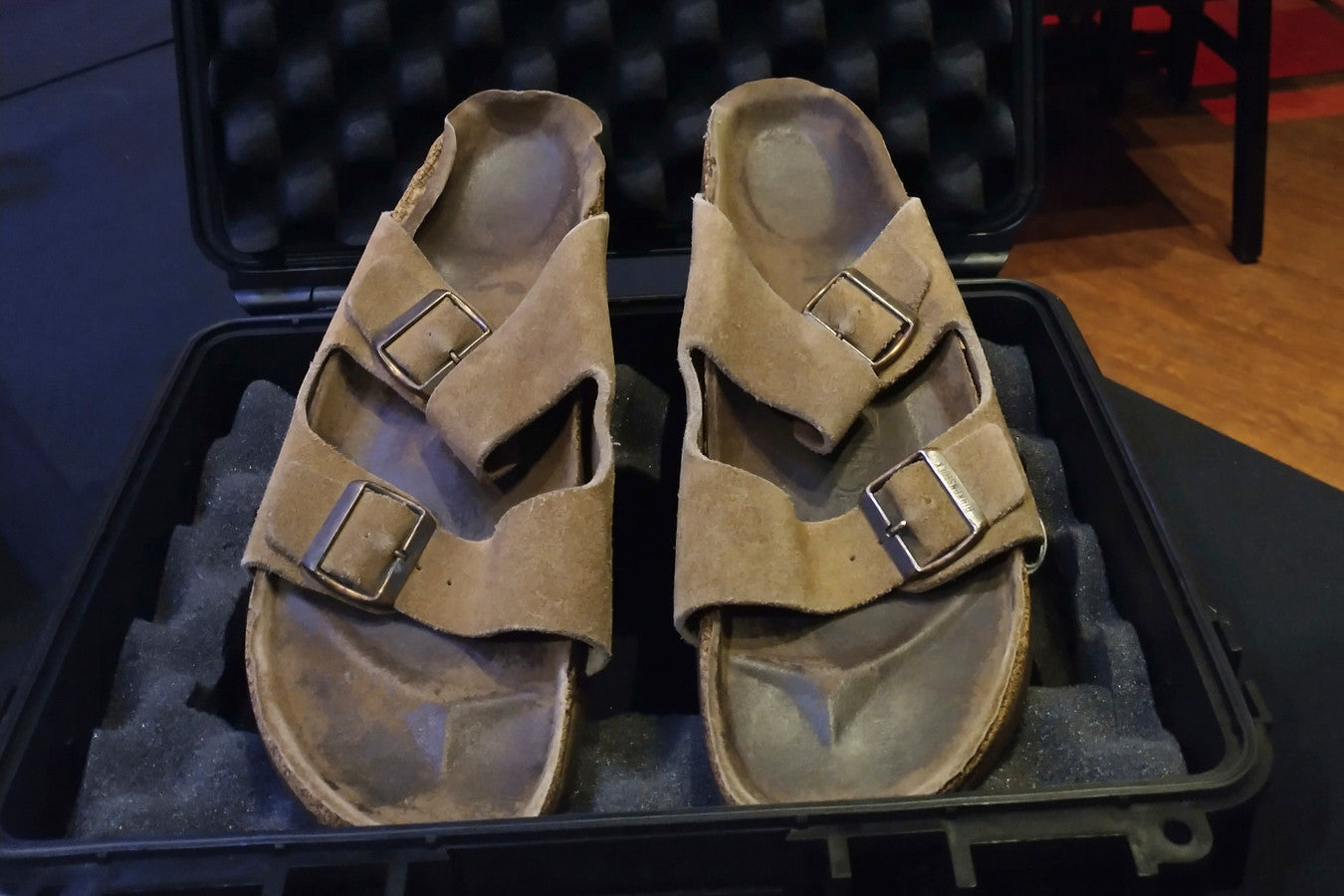 Birkenstocks van Steve Jobs geveild voor ruim twee ton Birkenstocks van Steve Jobs geveild voor ruim twee ton