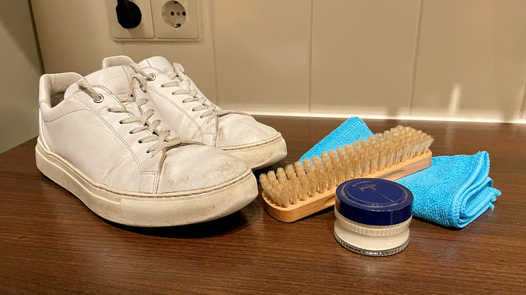 Witte sneakers schoonmaken