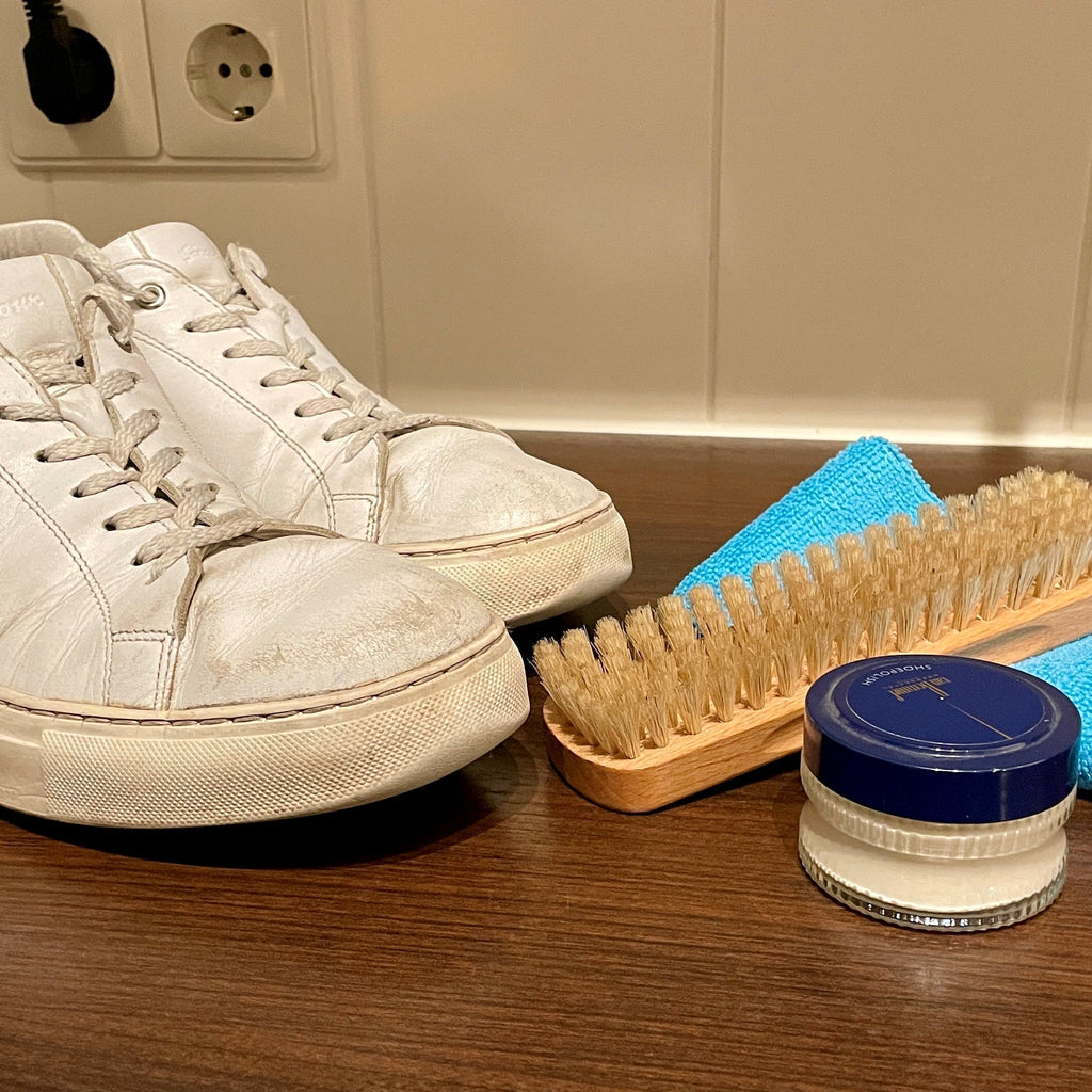 Witte sneakers schoonmaken