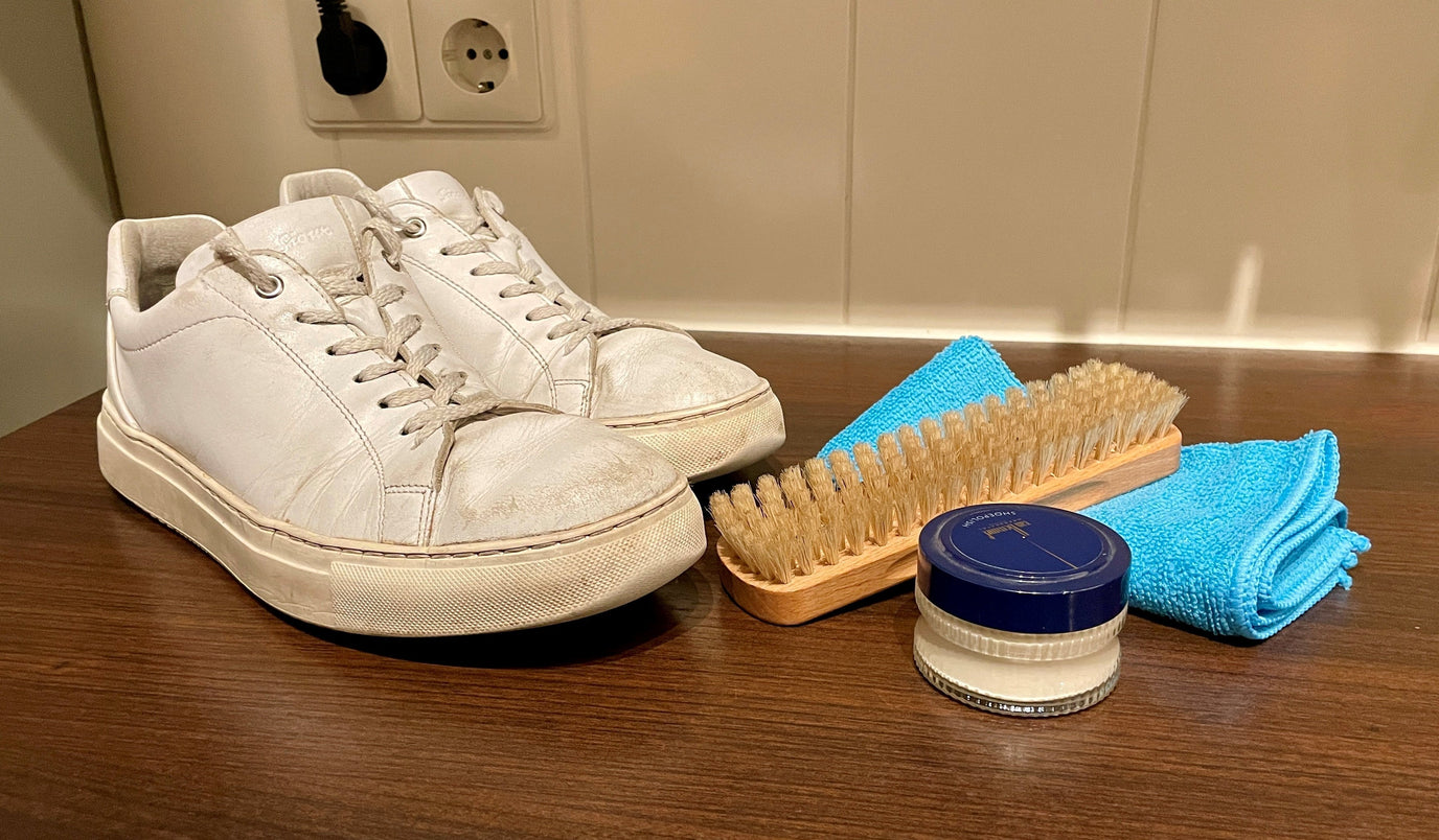 Witte sneakers schoonmaken